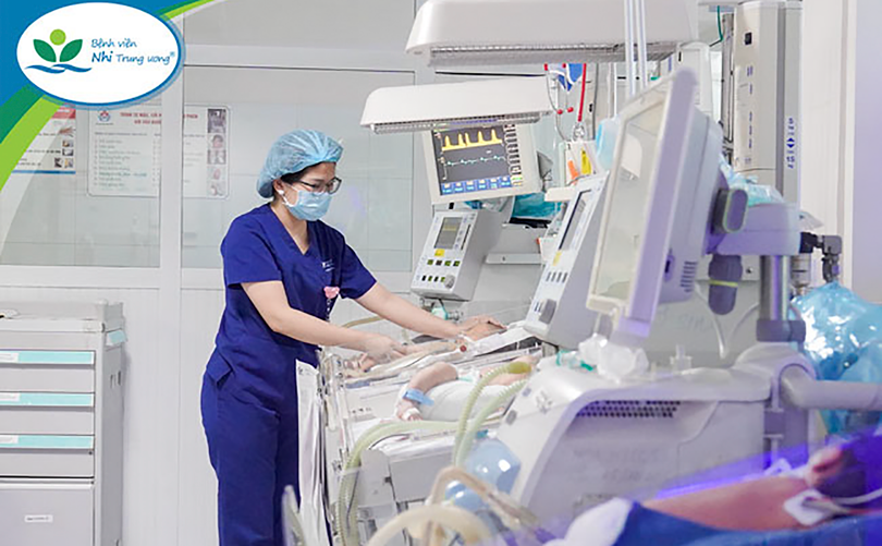 Trẻ suy hô hấp sau sinh mổ chủ động đang được điều trị tích cực tại Trung tâm Sơ sinh – Bệnh viện Nhi Trung ương (ảnh BVCC)