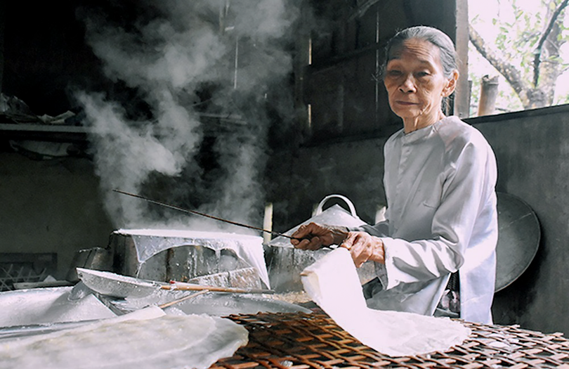 Nghệ nhân làng nghề thủ công truyền thống làm bánh tráng Túy Loan (xã Hòa Phong, huyện Hòa Vang, Đà Nẵng. (Ảnh Thanh Thảo-danang.gov.vn)