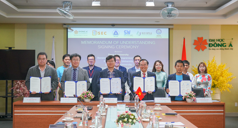 Quang cảnh lễ ký kết hợp tác đào tạo nhân lực CNTT, công nghiệp bán dẫn giữa Viện Khoa học và Công nghệ sáng tạo Gyeongsan, ĐH Quốc gia Jeju, ĐH Daegu Catholic (Hàn Quốc), CLB doanh nhân phần mềm Đà Nẵng và ĐH Đông Á.