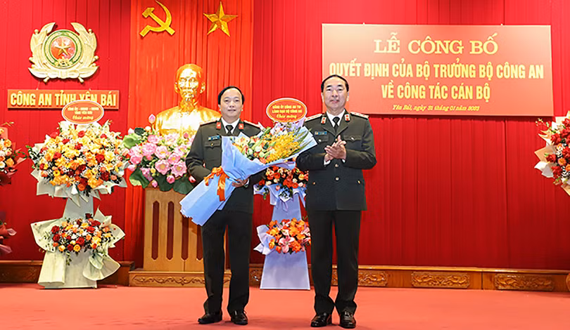 Thứ trưởng Trần Quốc Tỏ công bố quyết định điều động, bổ nhiệm chức vụ Chánh Văn phòng Bộ Công an cho Đại tá Đặng Hồng Đức. (Ảnh VGP/Phương Liên)