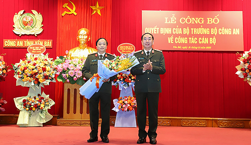 Thứ trưởng Trần Quốc Tỏ công bố quyết định điều động, bổ nhiệm chức vụ Chánh Văn phòng Bộ Công an cho Đại tá Đặng Hồng Đức. (Ảnh VGP/Phương Liên)