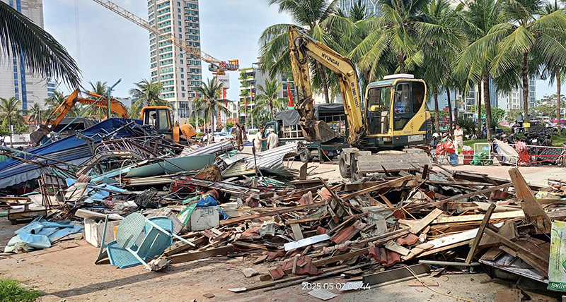 Sau 8 tháng đối thoại không thành, ngày 7/5, UBND quận Sơn Trà (TP Đà Nẵng) đã mạnh tay cưỡng chế các ki ốt ven biển du lịch trên đường Võ Nguyên Giáp.