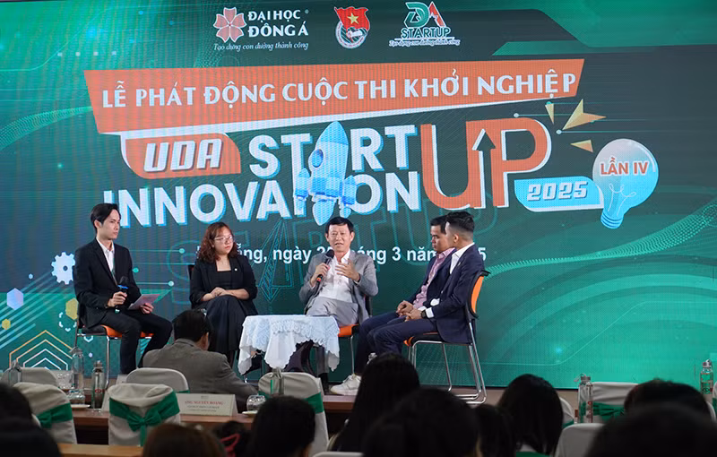 Các diễn giả, chuyên gia đối thoại tại chương trình khởi động cuộc thi khởi nghiệp sinh viên “UDA Startup Innovation 2025”.