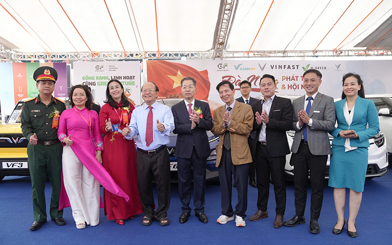Bí thư Thành uỷ Đà Nẵng Nguyễn Văn Quảng tham quan gian hàng trưng bày các dòng xe ô tô điện đang gây sốt trên thị trường (gồm: VF 3, VF 5, VF 6, VF 7, VF 8 và VF 9) của Vingroup tại triển lãm "Đà Nẵng - Phát triển và hội nhập".