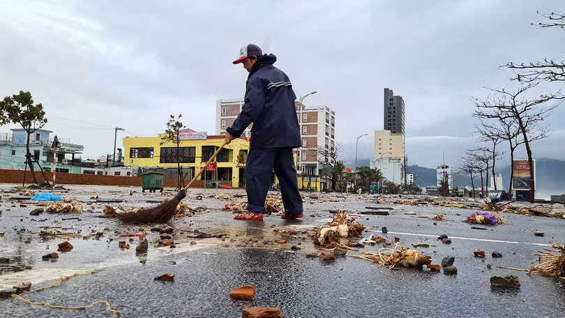 Lực lượng chức năng dọn dẹp hậu quả bão số 13