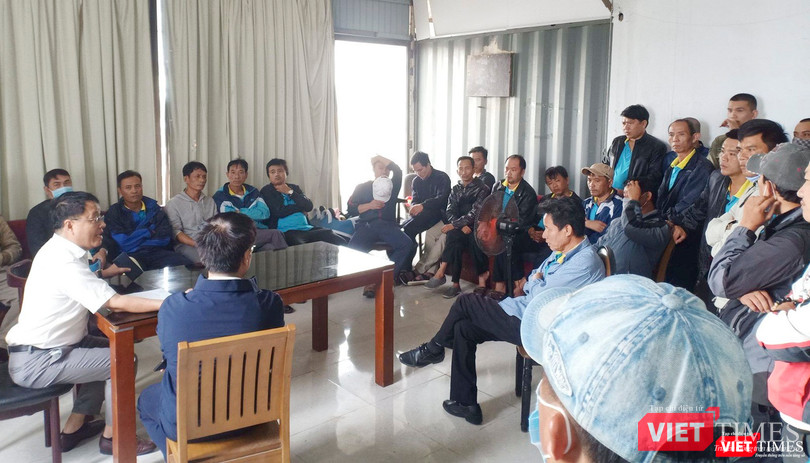 Các tài xế, phụ xe tại buổi đình công đòi quyền lợi