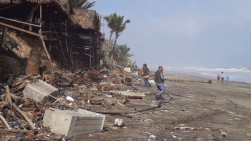 Bãi biển An Bàng (Hội An) tan nát sau bão số 13