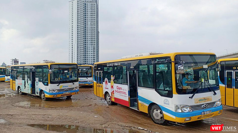 Xe buýt nằm bãi đổ do tài xế đình công