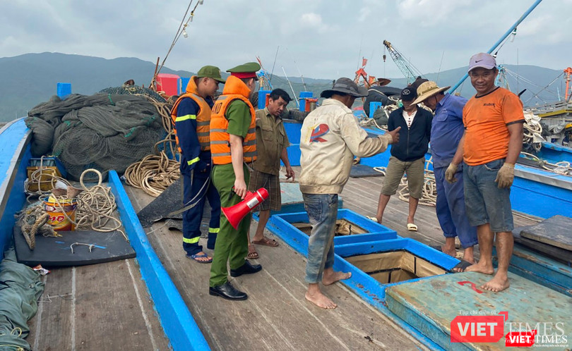 Lực lượng công an hướng dẫn ngư dân neo đậu tàu thuyền và đảm bảo an toàn khi bão số 13 gây ảnh hưởng Lực lượng công an hướng dẫn ngư dân neo đậu tàu thuyền và đảm bảo an toàn khi bão số 13 gây ảnh hưởng