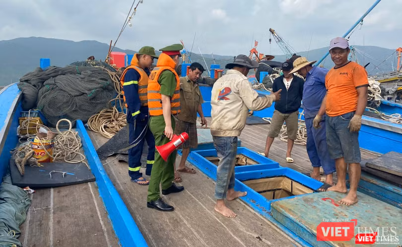 Lực lượng công an hướng dẫn ngư dân neo đậu tàu thuyền và đảm bảo an toàn khi bão số 13 gây ảnh hưởng