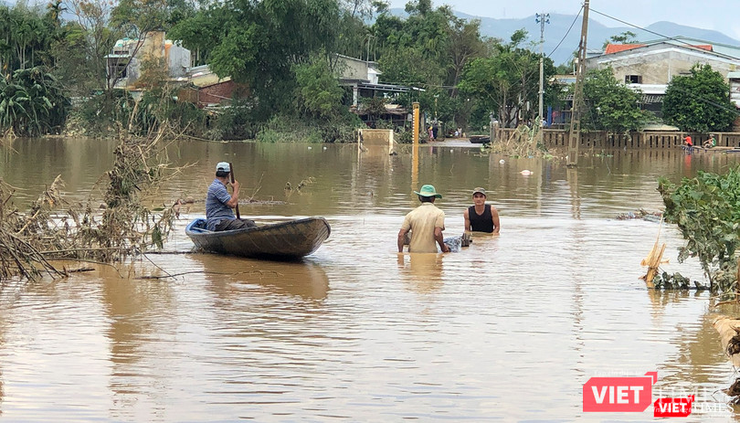 Vùng hạ du sông Vu Gia - Thu Bồn thuộc địa phận huyện Đại Lộc, Quảng Nam bị chìm sâu trong nước khi thuỷ điện xả lũ
