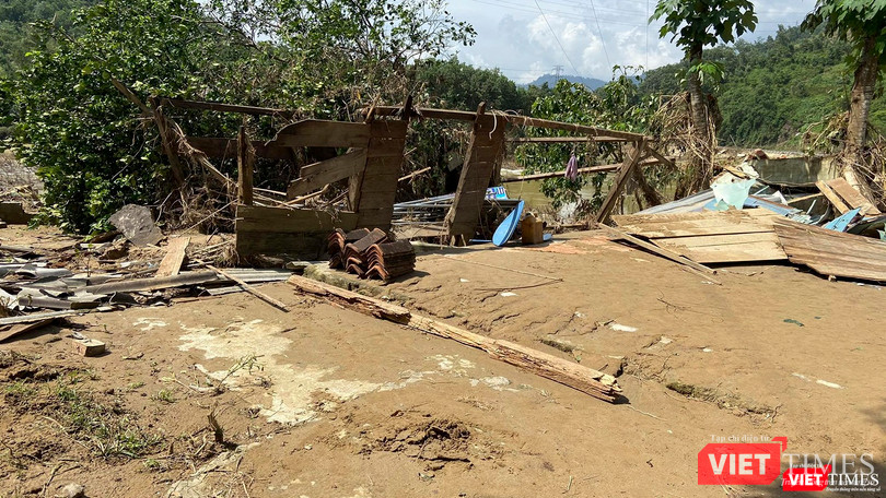 Hiện trường nhà dân vùng hạ du dưới chân đập thuỷ điện Đăk Mi 4 sau khi thuỷ điện xả lũ để điều tiết mực nước lòng hồ