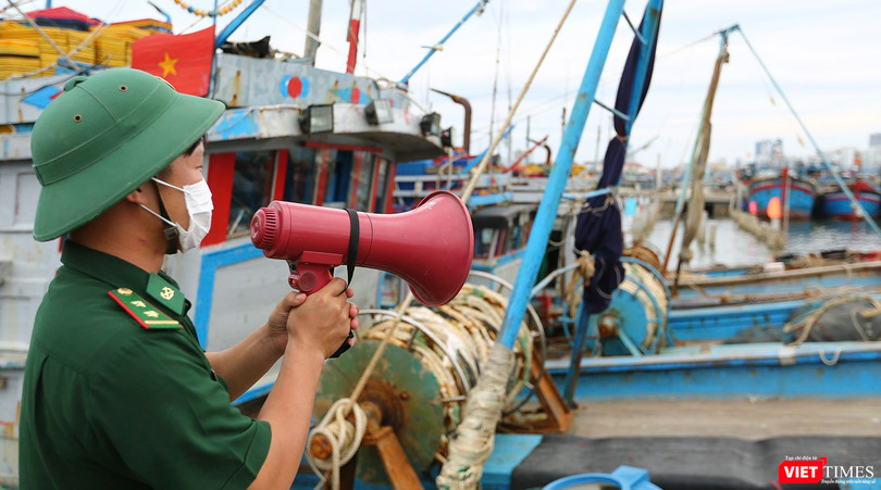 Lực lượng bộ đội biên phòng kêu gọi, sắp xếp tàu thuyền neo đậu tránh bão tại âu thuyền Thọ Quang (Đà Nẵng).