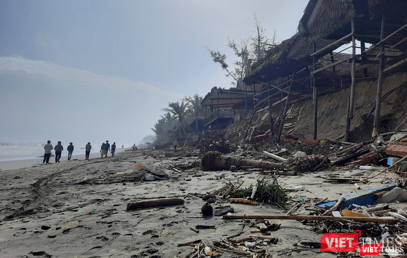 Cả khu vực dài hàng km bị sóng biển đánh tan hoang