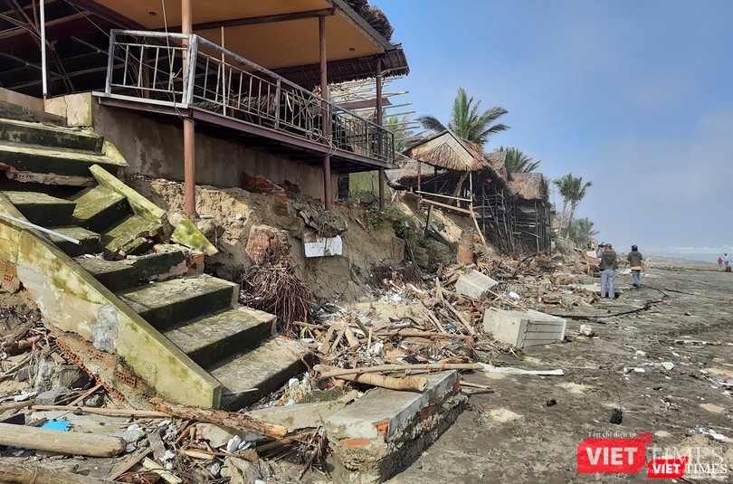 Sóng biển đánh tạo vách đất sâu đến hàng mét