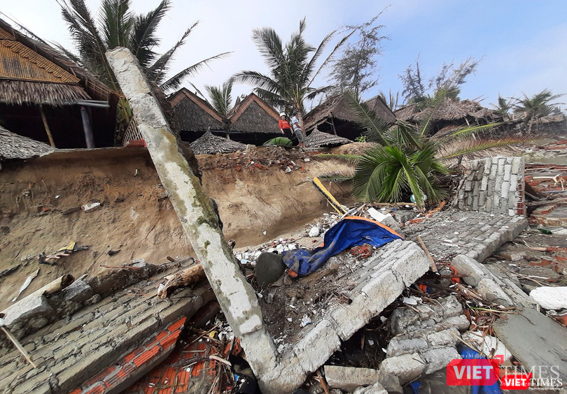 Cả khu biển du lịch bị biến thành đống đổ nát