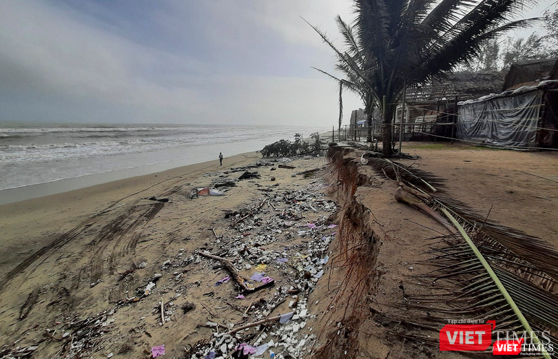 Cả bãi biển dài hàng km bị sóng đánh nham nhở
