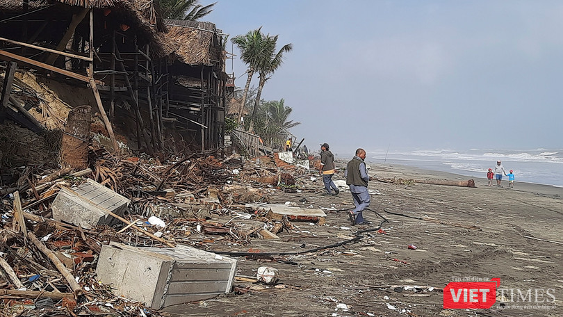 Bãi biển du lịch An Bàng (Hội An) tan hoang sau bão sô 13