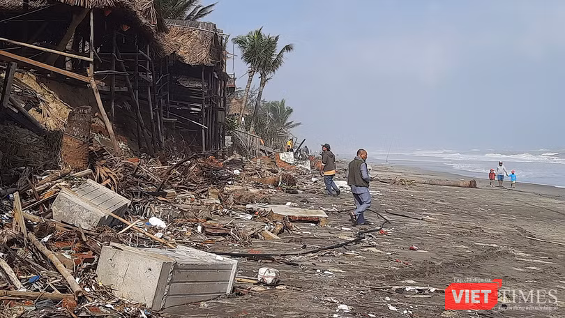 Bãi biển du lịch An Bàng (Hội An) tan hoang sau bão sô 13