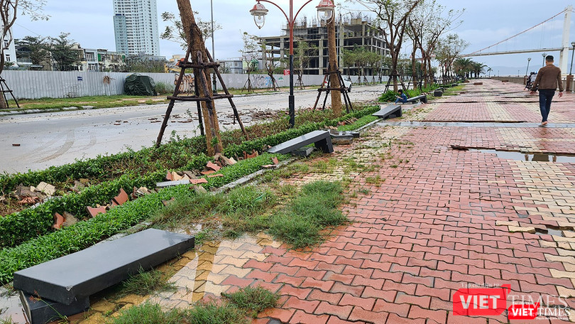 Ghế đá bị sóng đánh hư hỏng