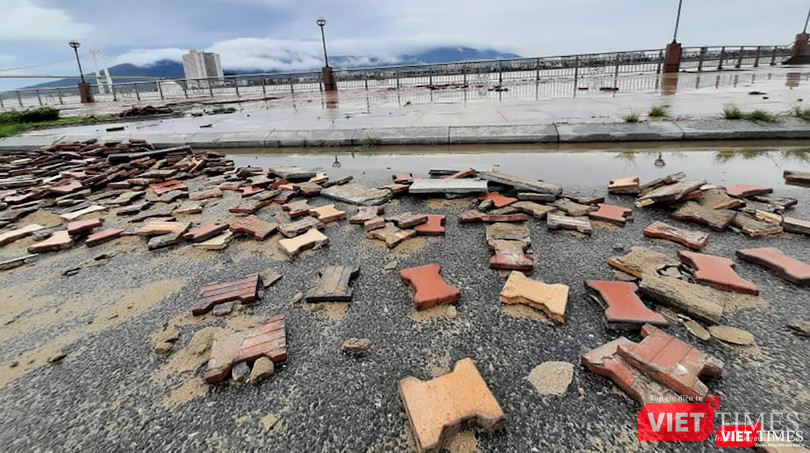 Gạch vỉa hè bị sóng đánh bong tróc