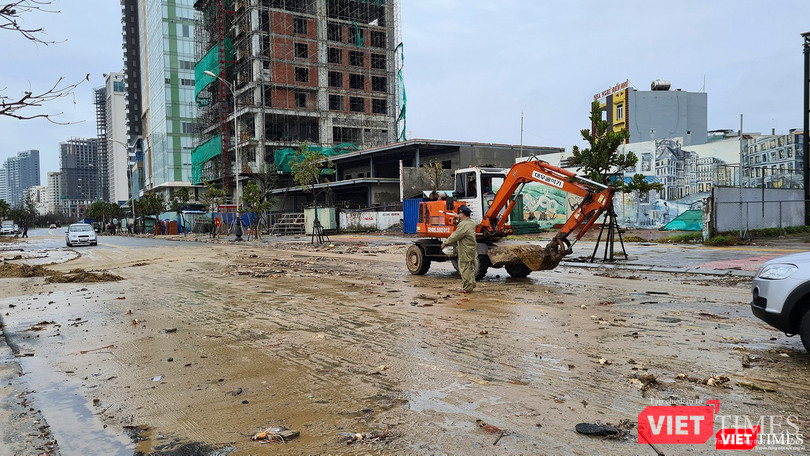 Xe máy được huy động để dọn dẹp hiện trường