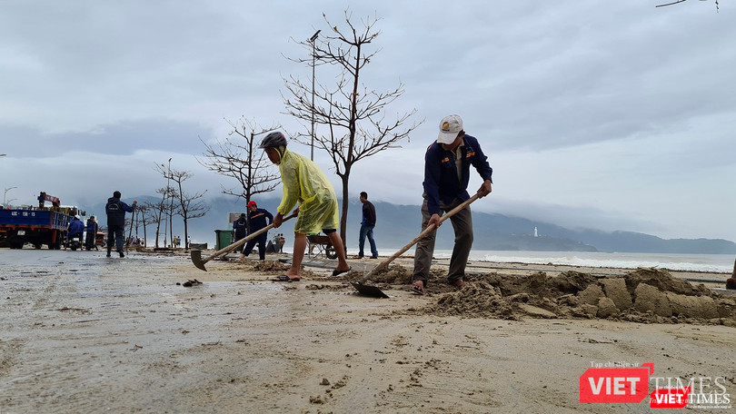 Dọn dẹp cát tấp vào bờ