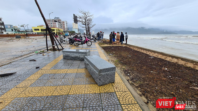 Ghế đá bị đánh xê dịch