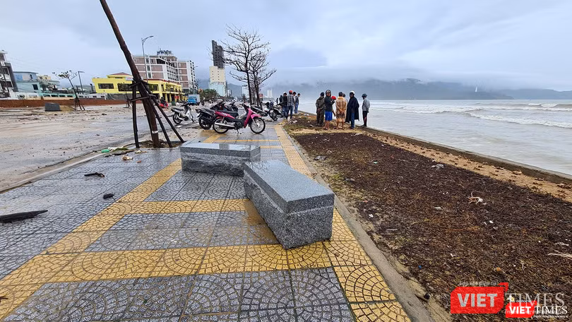 Ghế đá bị đánh xê dịch