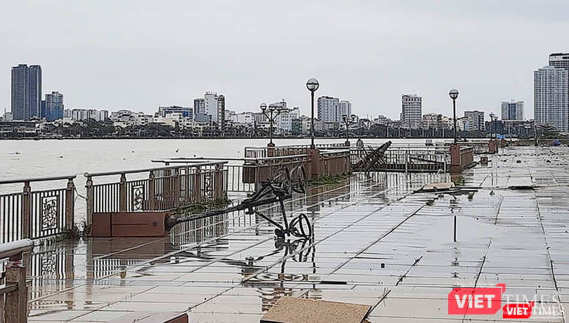 Hệ thống cột đèn vỉa hè đường Như Nguyệt tại khu vực của sông Hàn bị sóng đánh ngã