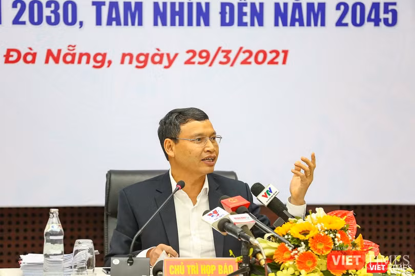 Ông Hồ Kỳ Minh - Phó Chủ tịch UBND TP Đà Nẵng chủ trì buổi hop báo