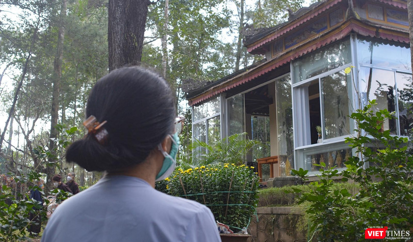 Phật tử bái vọng về nơi Thiền sư Nhất Hạnh viên tịch tại Tổ đình Từ Hiếu