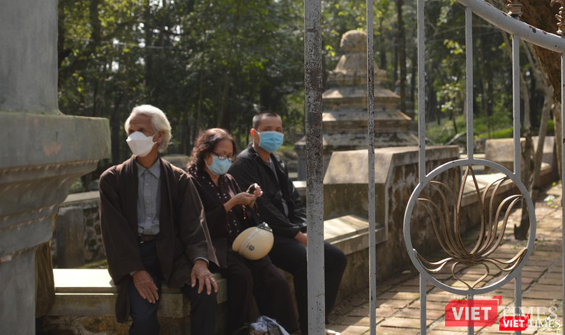 Một nhóm phật tử có mặt tại Tổ đình Từ Hiếu từ rất sớm Một nhóm phật tử có mặt tại Tổ đình Từ Hiếu từ rất sớm