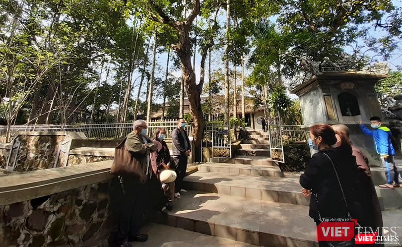 Phật tự đến bái vọng sau khi nghe tin Sư ông viên tịch Phật tự đến bái vọng sau khi nghe tin Sư ông viên tịch