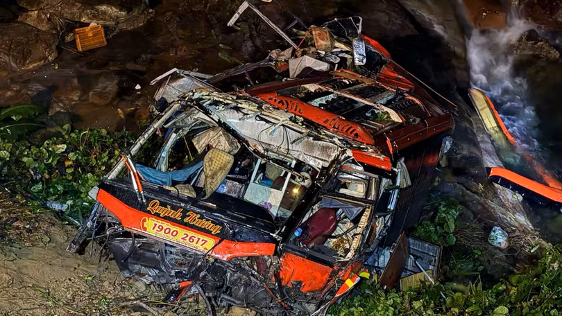 Chiếc xe khách biến dạng sau vụ tai nạn