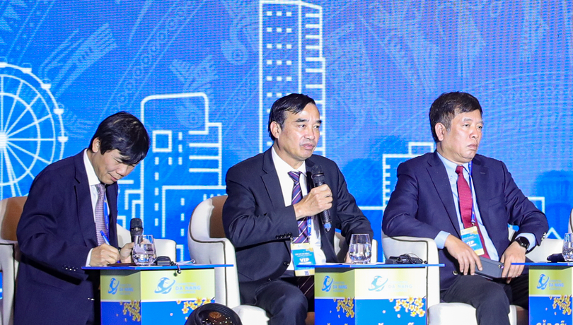 Ông Lê Trung Chinh (giữa) - Chủ tịch UBND TP Đà Nẵng phát biểu tại phiên đối thoại thứ nhất với chủ đề “Khơi thông nguồn lực hợp tác quốc tế thúc đẩy phát triển kinh tế xã hội”