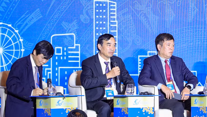 Ông Lê Trung Chinh (giữa) - Chủ tịch UBND TP Đà Nẵng phát biểu tại phiên đối thoại thứ nhất với chủ đề “Khơi thông nguồn lực hợp tác quốc tế thúc đẩy phát triển kinh tế xã hội”