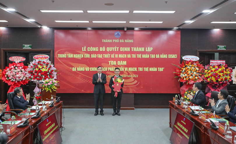 ông Lê Trung Chinh - Chủ tịch UBND TP Đà Nẵng trao quyết định thành lập DSAC và bổ nhiệm Giám đốc DSAC cho ông Lê Hoàng Phúc.