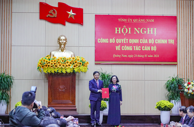 Bà Trương Thị Mai - Ủy viên Bộ Chính trị, Thường trực Ban Bí thư, Trưởng Ban Tổ chức Trung ương - trao quyết định phân công ông Lương Nguyễn Minh Triết giữ chức Bí thư Tỉnh ủy Quảng Nam nhiệm kỳ 2020-2025.