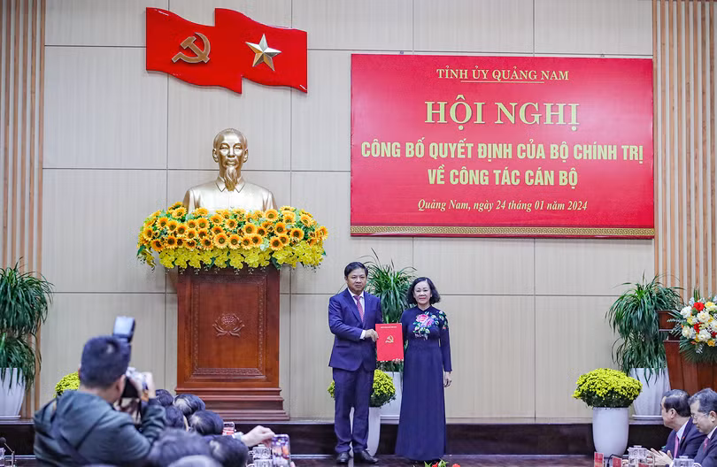 Bà Trương Thị Mai - Ủy viên Bộ Chính trị, Thường trực Ban Bí thư, Trưởng Ban Tổ chức Trung ương - trao quyết định phân công ông Lương Nguyễn Minh Triết giữ chức Bí thư Tỉnh ủy Quảng Nam nhiệm kỳ 2020-2025.