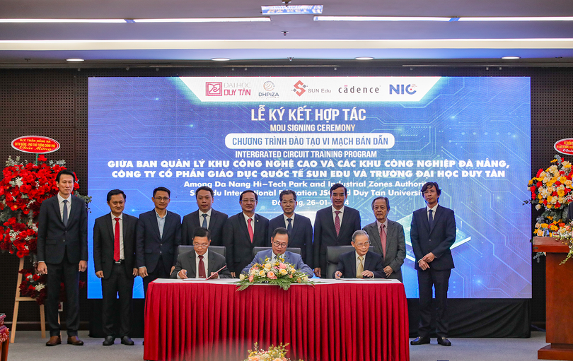 Quang cảnh lễ Ký kết thỏa thuận hợp tác ba bên về đào tạo thiết kế vi mạch, bán dẫn giữa Ban Quản lý Khu công nghệ cao và các khu công nghiệp Đà Nẵng, Công ty CP Giáo dục quốc tế Sun Edu và trường Đại học Duy Tân.
