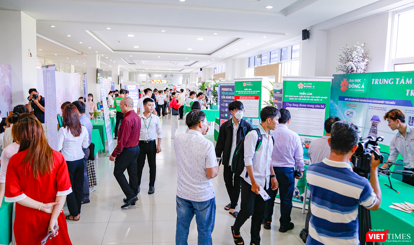 Một góc triển lãm khởi nghiệp sáng tạo được tổ chức tại ĐH Đông Á (Đà Nẵng)