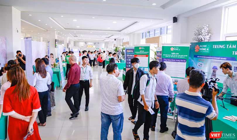 Một góc triển lãm khởi nghiệp sáng tạo được tổ chức tại ĐH Đông Á (Đà Nẵng)