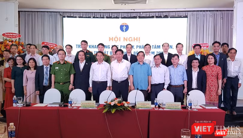 Các đại biểu chụp ảnh lưu niệm Các đại biểu chụp ảnh lưu niệm