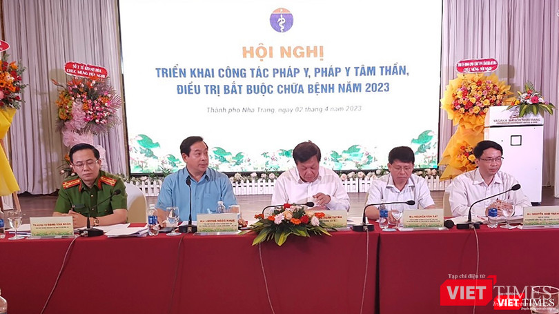 Lãnh đạo Bộ Y tế và đại diện các bộ, ngành liên quan chủ trì hội nghị Lãnh đạo Bộ Y tế và đại diện các bộ, ngành liên quan chủ trì hội nghị