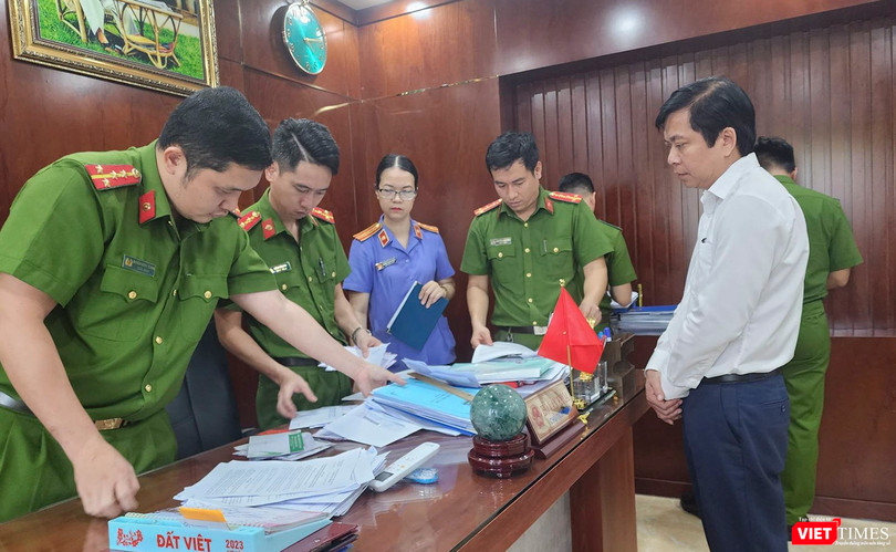  Công an TP Đà Nẵng khám xét nơi làm việc của ông Hồ Văn Khoa (người mặc áo trắng) tại UBND quận Cẩm Lệ. (Anh AB)