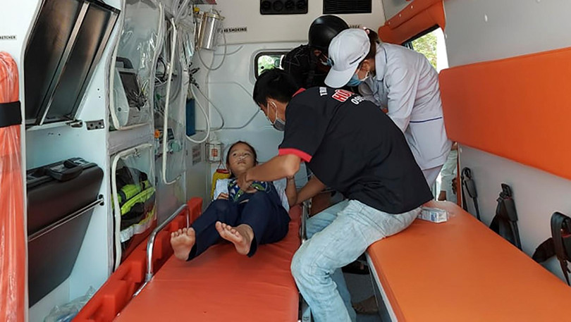 Một trường hợp bị ngộ độc được đưa đi cấp cứu