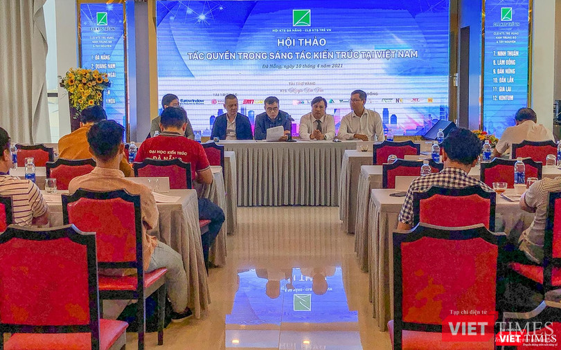 TS.KTS Phan Đăng Sơn - Chủ tịch Hội Kiến trúc sư Việt Nam - cùng đại diện Hội Kiến trúc sư Việt Nam và các diễn giả trao đổi, thảo luận về vấn đề tác quyền