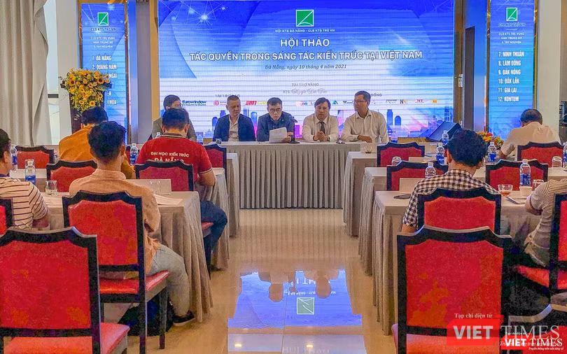 TS.KTS Phan Đăng Sơn - Chủ tịch Hội Kiến trúc sư Việt Nam - cùng đại diện Hội Kiến trúc sư Việt Nam và các diễn giả trao đổi, thảo luận về vấn đề tác quyền