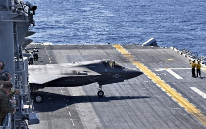 Máy bay chiến đấu tàng hình F-35B tập cất cánh trên tàu tấn công đổ bộ lớp Wasp của thủy quân lục chiến Mỹ. Ảnh: Sina.